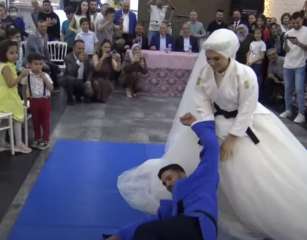 بالفيديو.. عروس تركية تطرح زوجها أرضا في حفل زفافهما