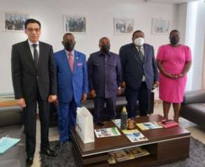 السفير المصري في مالابو يلتقي وزير السياحة والثقافة في غينيا الاستوائية