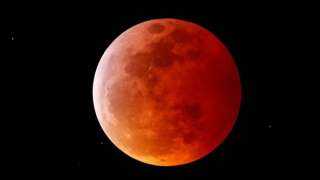 القمر الدموي العملاق.. ظاهرة فلكية يشهدها العالم قبل فجر الاثنين