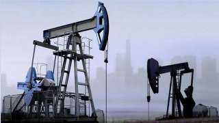 النفط يتراجع مع سعي الاتحاد الأوروبي لحظر الواردات الروسية