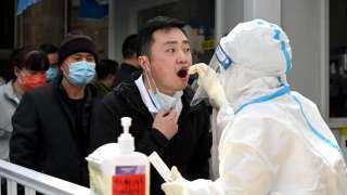 الصين تسجل 590 إصابة جديدة بفيروس كورونا