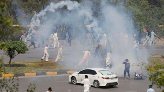 الشرطة الباكستانية تفرق مظاهرة لانصار عمران خان بالقنابل المسيلة للدموع