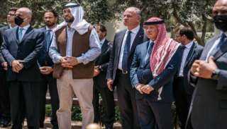 العاهل الأردني وولي عهده يشاركان بجنازة والد الملكة رانيا
