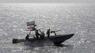 إيران تحتجز سفينة تحمل وقودا مهربا وتعتقل طاقمها