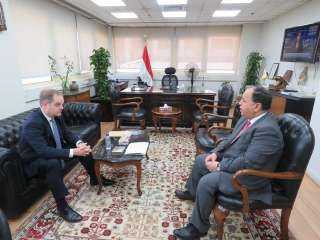 وزير المالية يلتقى السفير البريطاني بالقاهرة وبعض ممثلي الشركات الإنجليزية