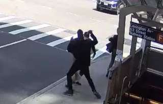 شاهد.. شرطة نيويورك تنشر فيديو لـ«حادث مرعب» في وضح النهار