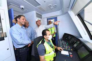 وزير النقل يتابع جاهزية المرحلتين الأولى والثانية من مشروع القطار الكهربائي الخفيف LRT