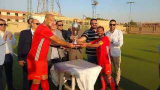 محافظ الشرقية يُهنئ لاعبي فريق هوكي الشرقية (رجال) بنادي الشرقية الرياضي لفوزهم ببطولة كأس مصر للمرة العاشرة
