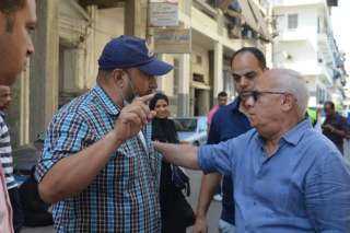 محافظ بورسعيد يتفقد شارع البازار ويوجه بإزالة الإشغالات و تكثيف أعمال النظافة ويلتقي عدد من المواطنين