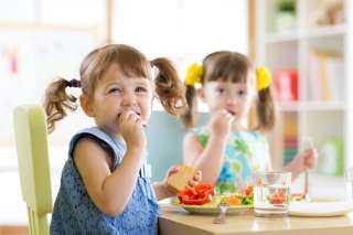 نستعرض بعض النصائح لتشجيع طفلك على تناول الأكل الصحي