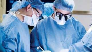 فريق طبي سعودي يجري جراحة نادرة لزرع جهاز تنبيه للعصب العاشر