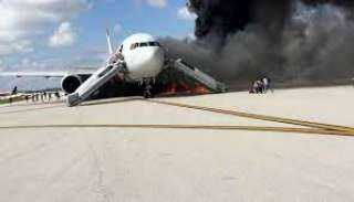 اندلاع حريق بطائرة ركاب أثناء هبوطها فى مطار ميامى بفلوريدا