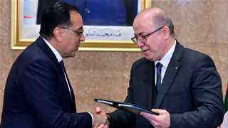 مدبولي ونظيره الجزائري يشهدان مراسم توقيع عدد من وثائق التعاون بين البلدين
