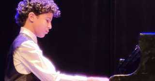 زياد خالد النبوي يبهر الجمهور بعزفه على البيانو من دار الأوبرا