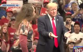 بالفيديو.. ترامب يأمر أنصاره بخلع قمصانهم وإهدائها له