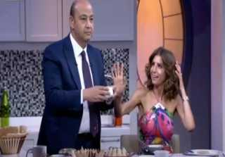 أمينة شلباية تمنع عمرو أديب من تناول الشوربة من الطبق