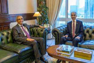 سفير مصر في المنامة يلتقي وزير الأشغال البحريني