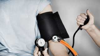 لماذا يجب أخذ قراءات ضغط الدم من كلا الذراعين؟