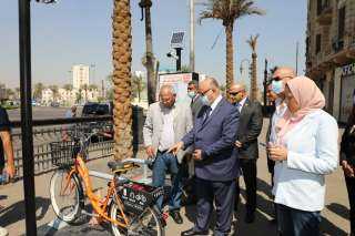 محافظ القاهرة يتفقد نموذج لإحدى محطات الدراجات