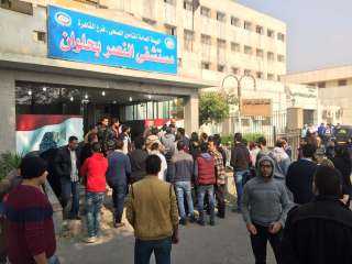 عاطل يطعن طبيبا و3 أفراد أمن داخل مستشفى النصر بحلوان