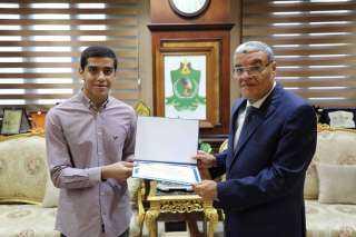 محافظ المنيا يكرم الطالب مارك ناجح   الحاصل على المركز الرابع بالثانوية العامة