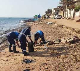وزيرة البيئة : إنتهاء أعمال مكافحة التلوث الزيتى بعدد من شواطئ مدينة دهب