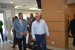 محافظ بورسعيد يتابع سير العمل بمركز الخدمات اللوجيستية.