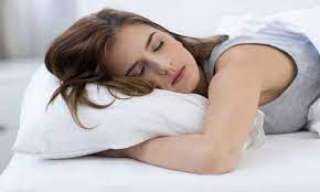 هل تسبب وضعية نومك في ظهور تجاعيد البشرة؟