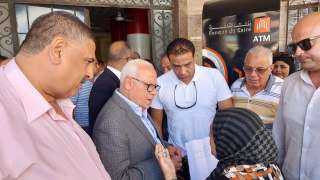 محافظ بورسعيد يلتقي عددا من المواطنين وأولياء الأمور خلال زيارته لمديرية التربية والتعليم
