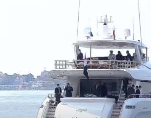 بالفيديو.. الرئيس السيسي يقوم بجولة بحرية تفقدية من قلب قناة السويس