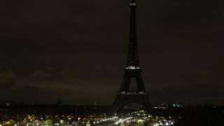 فرنسا تطفئ أنوار برج إيفل حدادًا على وفاة الملكة إليزابيث