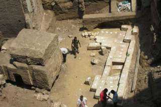 البعثة الأثرية المصرية تنجح فى الكشف عن خبيئة تضم مجموعة من العملات بـ إسنا