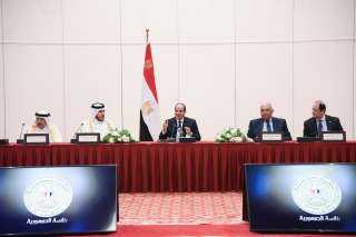 الرئيس السيسي يلتقي ممثلي رابطة رجال الأعمال القطريين بالدوحة