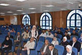 محافظ المنيا يعقد اجتماعاً موسعاً لمناقشة أصحاب المشروعات المتقدمة للمبادرة الوطنية للمشروعات الخضراء الذكية