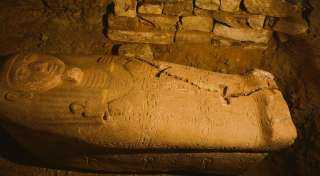 البعثة الأثرية المصرية تكتشف تابوت من الجرانيت الوردى لأحد كبار رجال الدولة فى عهد رمسيس الثانى
