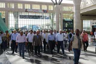 وزير النقل يتفقد محطة عدلي منصور المركزية التبادليه العملاقة ويستقل أحد  قطارات  LRT