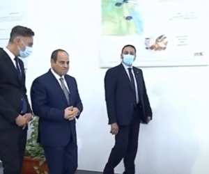 بالفيديو.. الرئيس السيسي يستمع لشرح مفصل خلال جولة بالمناطق الحرة
