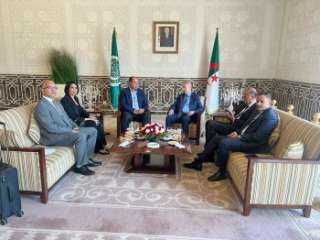 وفد من الجامعة العربية برئاسة الأمين العام المساعد يصل إلى الجزائر للاطلاع على تحضيرات القمة