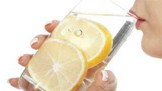 فوائد شرب الماء الدافئ مع الليمون كل صباح
