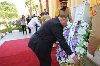 محافظ القاهرة يضع إكليلًا من الزهور على مقابر شهداء المنطقة العسكرية بالخفير