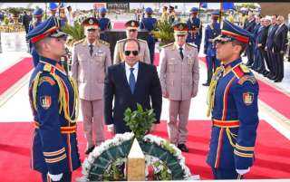 السيسي يضع أكاليل الزهور على قبر الجندي المجهول والزعيمين السادات وجمال عبد الناصر