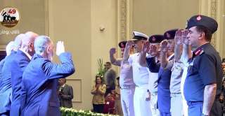 الرئيس السيسي وقيادات الجيش يلتقطون صورة تذكارية مع أبطال ”معركة أبو عطوة”