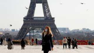 فرنسا تعلن دراسة عودة ارتداء الكمامة بشكل إجباري في البلاد