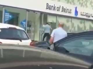 مسلح يطلق النار على بنك في لبنان بعد منعه من الدخول