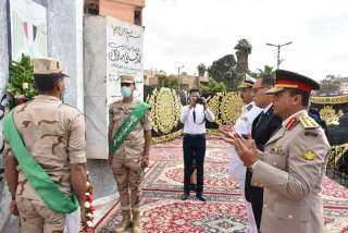 محافظ الشرقية يضع إكليلاً من الزهور على النصب التذكاري للجندي المجهول بمدينة الزقازيق