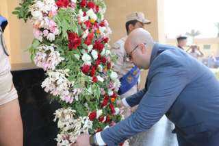 محافظ بنى سويف  يضع إكليل الزهور على النصب التذكاري لقبر الجندي المجهول