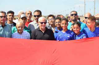 محافظ بورسعيد يشارك بماراثون للمشي بين ضفتي القناة احتفالا بانتصارات أكتوبر