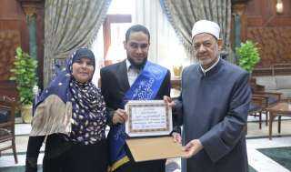 الإمام الأكبر يكرم أوائل  الثانوية الأزهرية ويحرص على التقاط الصور التذكارية معهم