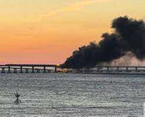 الطوارئ الروسية: إخماد حريق فى صهريج وقود على جسر القرم
