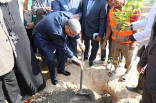 محافظ المنيا يشهد زراعة عدد من الأشجار المثمرة والزينة بمدخل مدينة سمالوط بمشاركة الجمعيات الاهلية